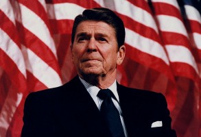 1024px-President_Reagan_speaking_in_Minneapolis_1982