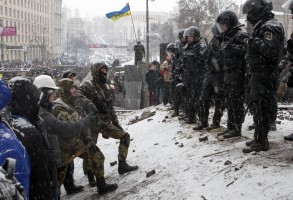 shutterstock_172517531_ukraine_maidan_soldiers