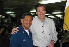 US_Navy_030313-N-4964S-001_NBC_anchorman_Brian_Williams_takes_a_moment_to_pose_with_Dental_Technician_1st_Class_Ervin_Borja